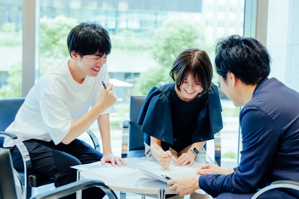 ソコナラMEETで、経営層と参加者が笑顔で話している様子